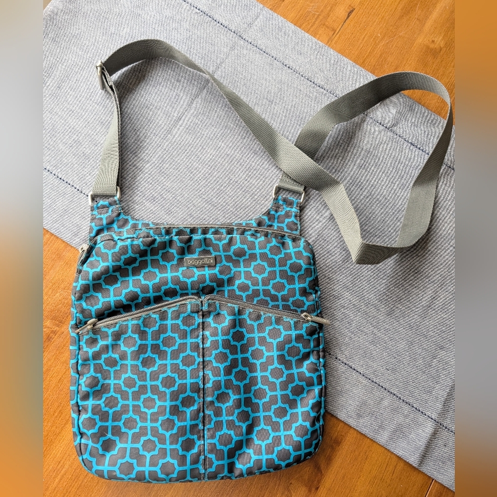 Baggallini Teal and Gray Patterned Crossbody Bag